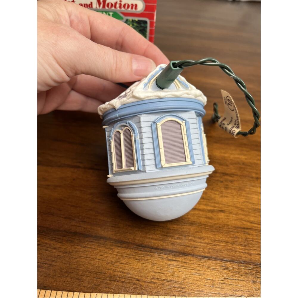 Vintage 1986 Hallmark Keepsake Magic Ornament “Christmas Morning” Light & Motion - Picture 4 of 9
